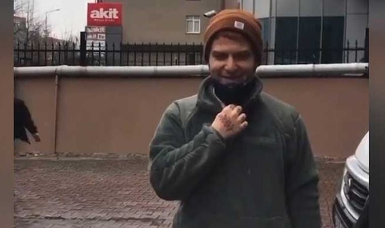 Gökhan Özoğuz  Akit'in önünde video çekti