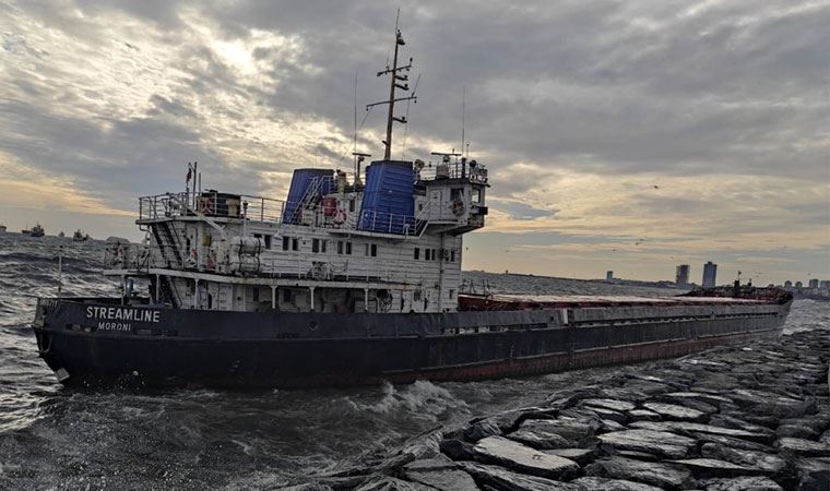 Zeytinburnu'nda gemi karaya oturdu