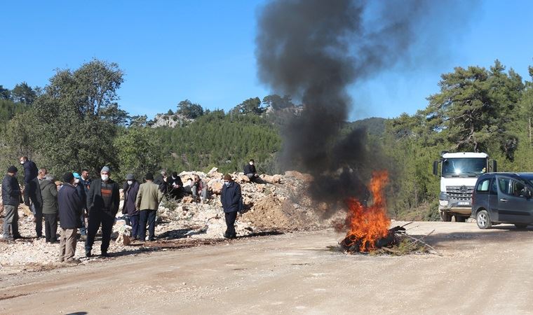 Heyelan tehlikesi nedeniyle evleri boşaltılan köylüler, mermer ocağının yolunu kapattı