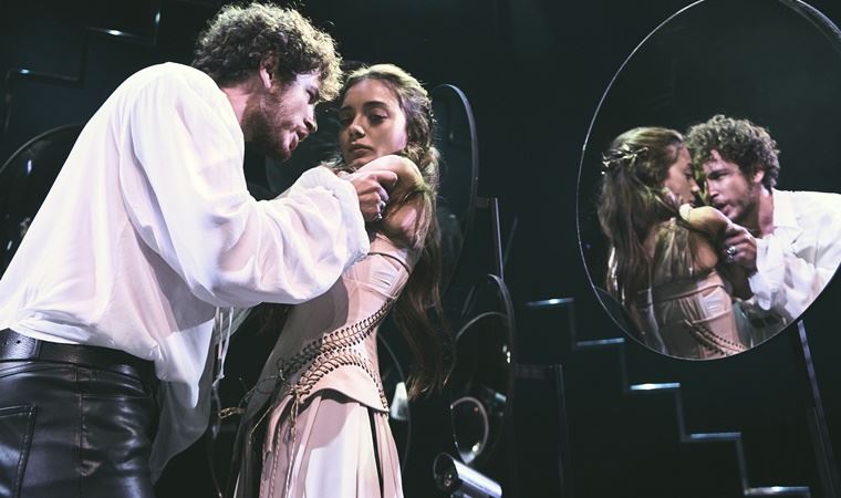 'Dijital Sahne' serisi,  Cem Yiğit Üzümoğlu ve Damla Sönmez'in rol aldığı 'Hamlet'le başlıyor