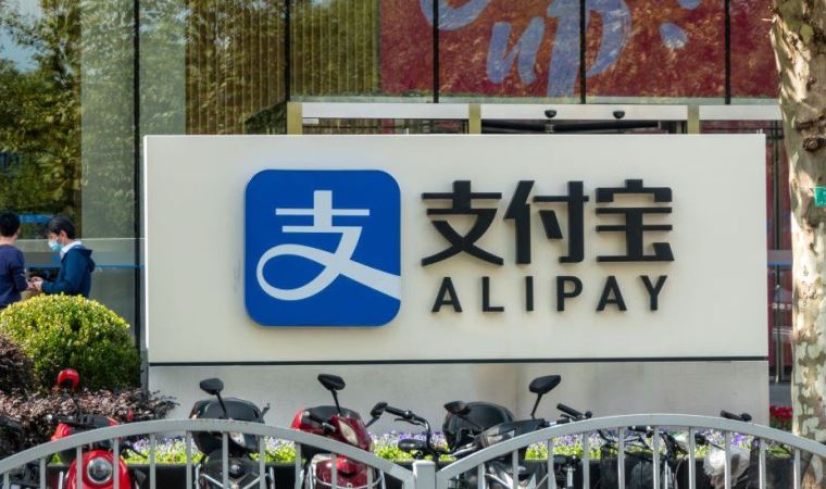 Trump, Alipay de Çin merkezli 8 uygulamayı yasaklayan karar imzaladı