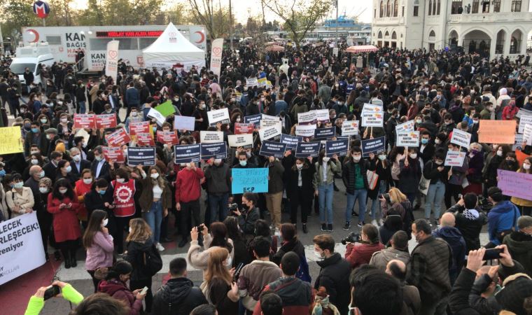 Bulu koltukta, yandaşlar tehditte, öğrenciler hedefte