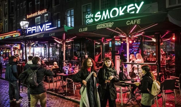 Amsterdam Belediyesi esrar satan kafelere yabancı turistlerin girişini yasaklamaya hazırlanıyor