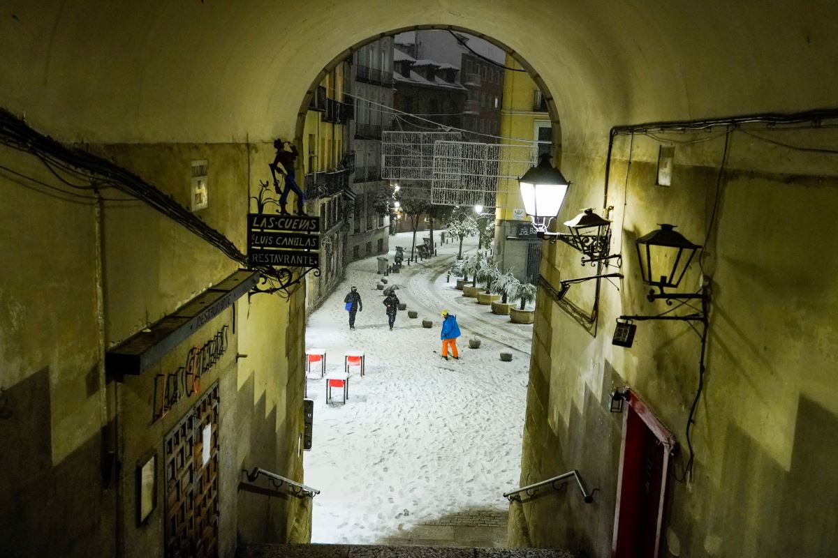 İspanya'da yoğun kar yağışı hayatı durdurdu