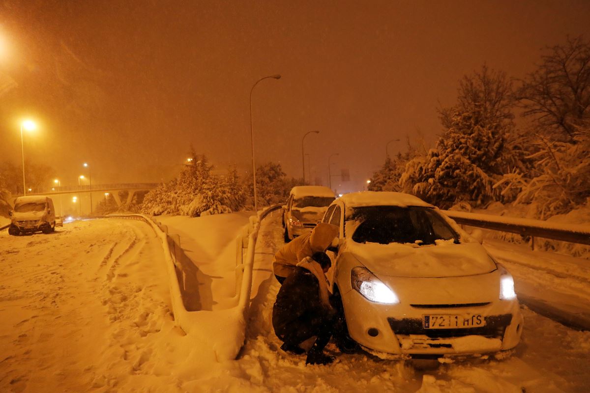 İspanya'da yoğun kar yağışı hayatı durdurdu