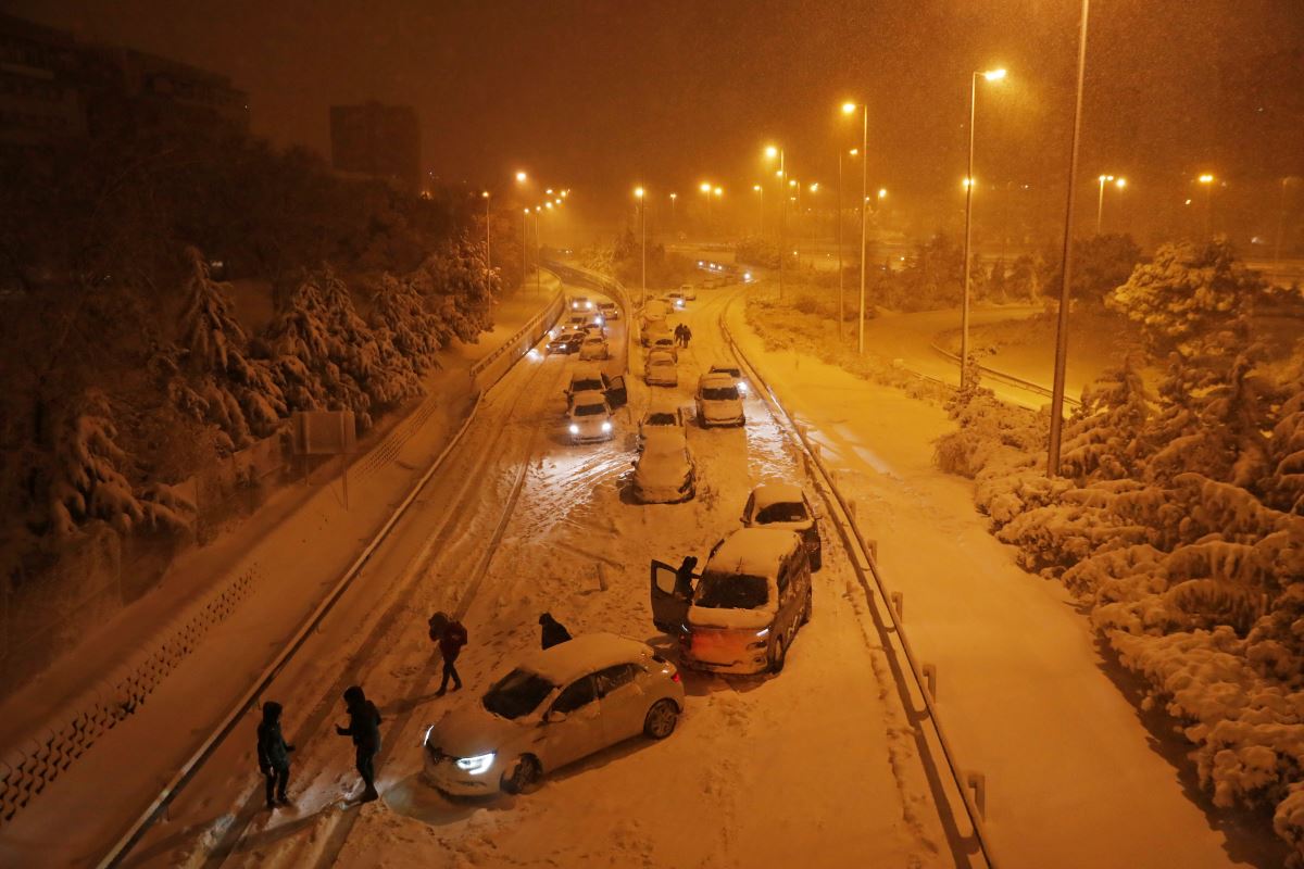 İspanya'da yoğun kar yağışı hayatı durdurdu