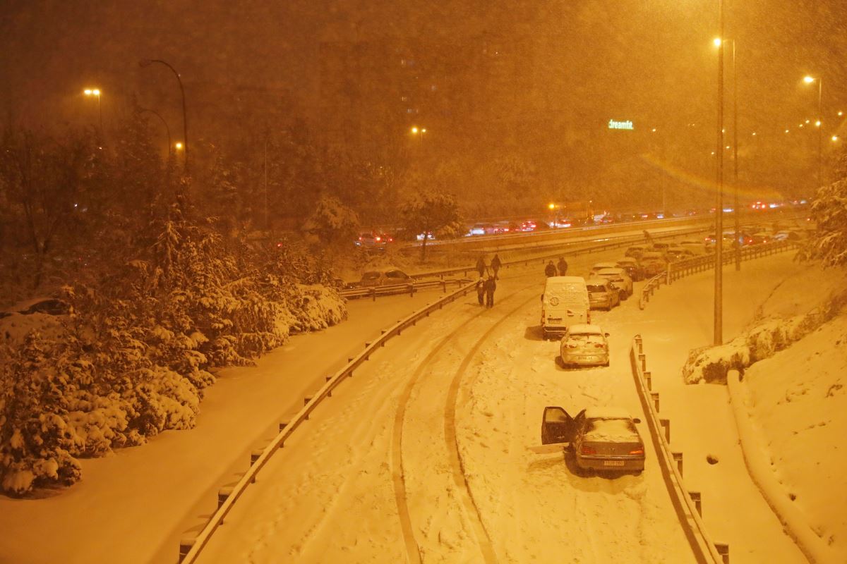 İspanya'da yoğun kar yağışı hayatı durdurdu