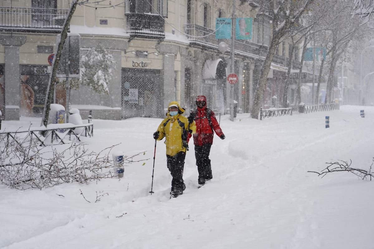 İspanya'da yoğun kar yağışı hayatı durdurdu