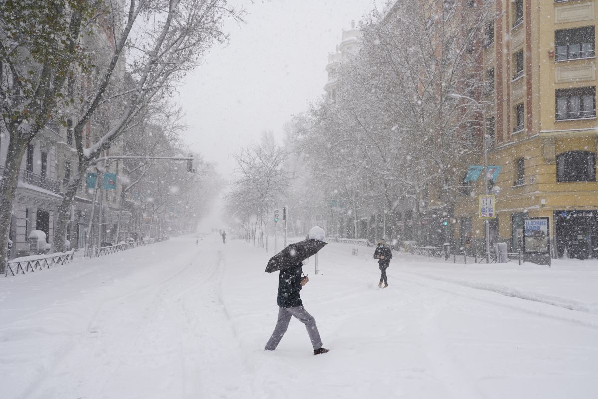 İspanya'da yoğun kar yağışı hayatı durdurdu