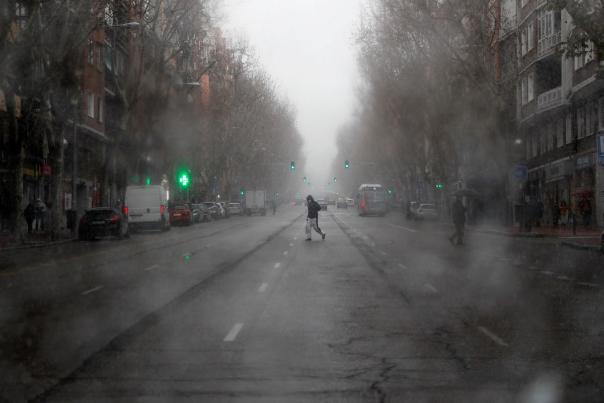 İspanya'da yoğun kar yağışı hayatı durdurdu