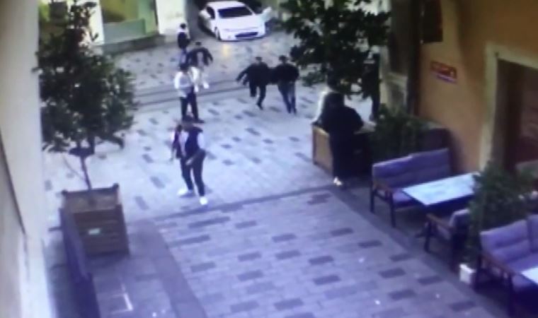 İstiklal Caddesi'nde bir kişi, karşısındaki gruba yolu açmalarını söyleyince kalçasından vuruldu