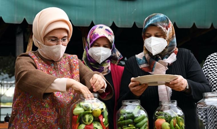 Emine Erdoğan turşu kurdu: "Biri yer biri bakar, kıyamet ondan kopar"