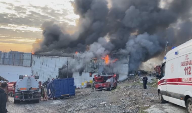 Avcılar'da geri dönüşüm tesisinde yangın