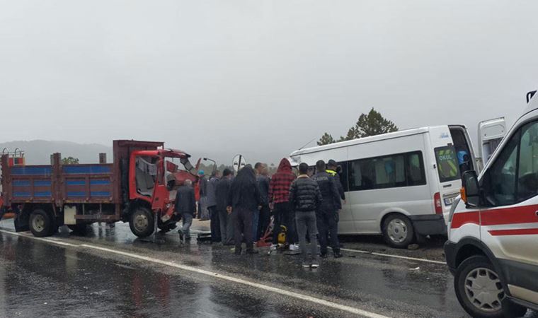 Servis minibüsüyle kamyonet çarpıştı: 2 ölü, 11 yaralı