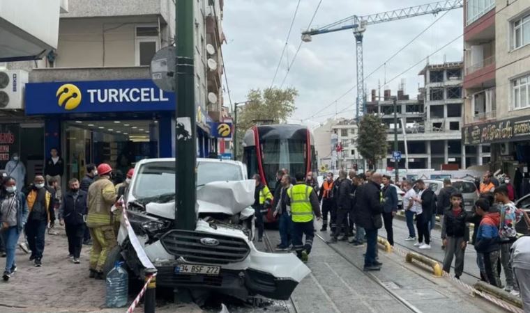 Zeytinburnu'nda tramvay yoluna girmeye çalışan araçla tramvay çarpıştı