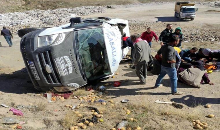 Tarım işçilerini taşıyan minibüs devrildi: 12 yaralı