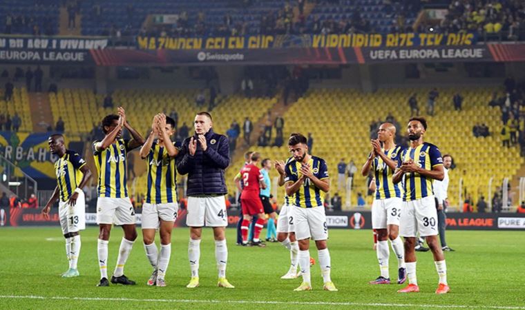 Taraftar, beraberliğin ardından Fenerbahçeli futbolculara tepki gösterdi