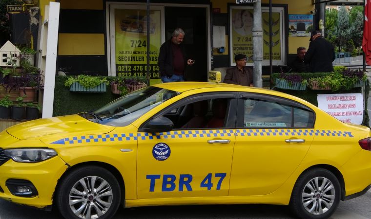 Sultangazi'de taksi durağında pankartlı uyarı