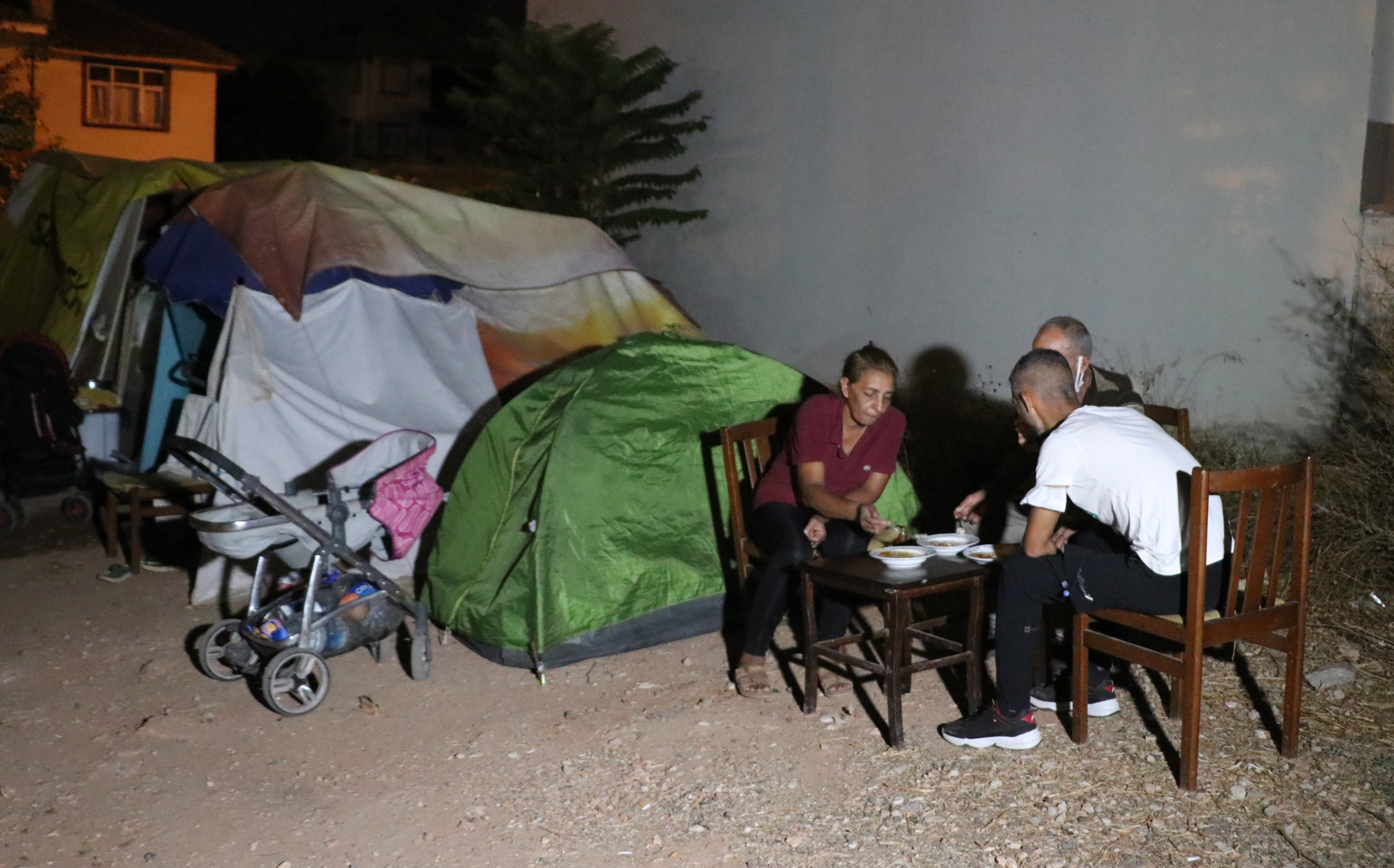 7 kişilik aile, 2,5 aydır boş araziye kurdukları çadırda yaşıyor - Resim : 3