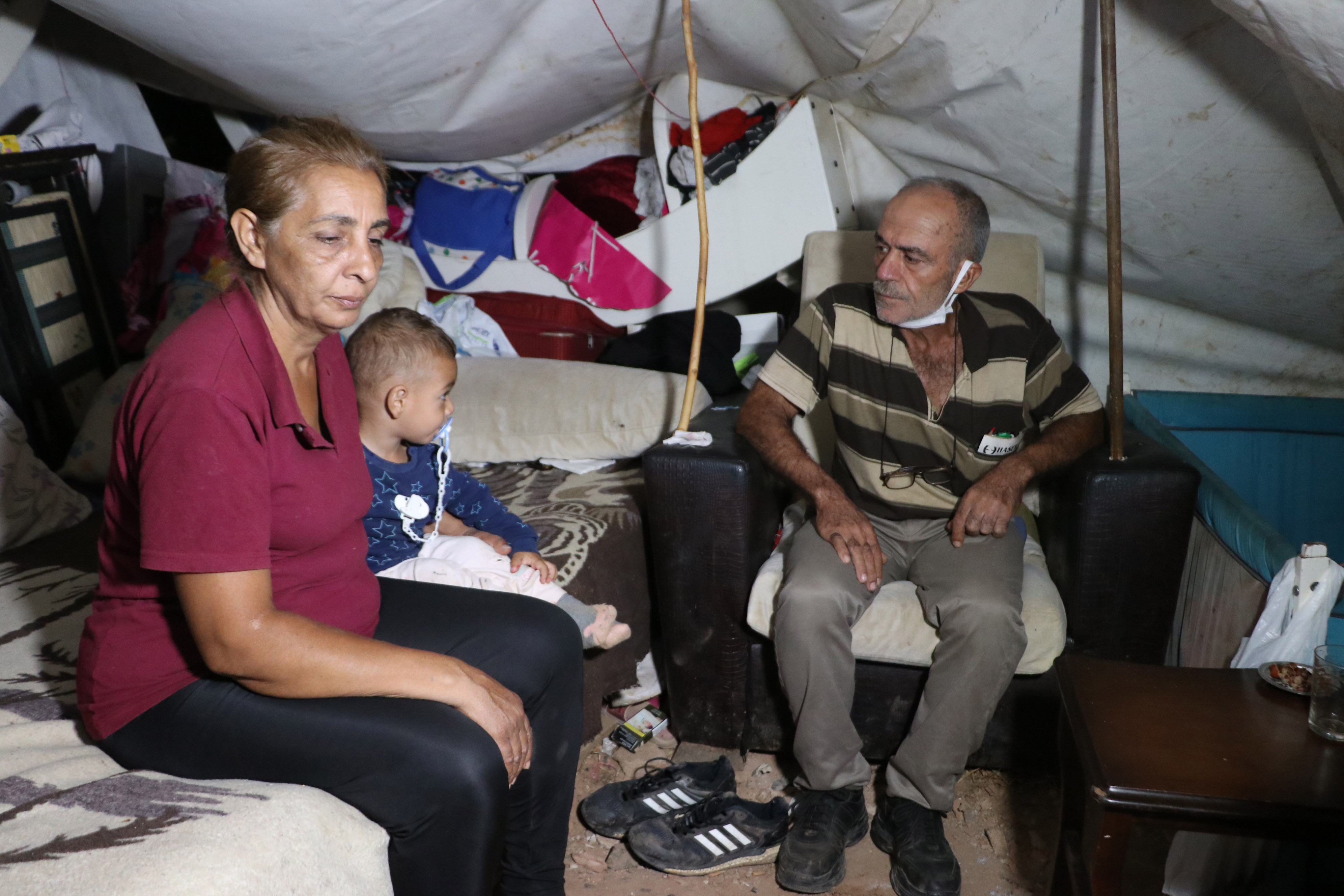 7 kişilik aile, 2,5 aydır boş araziye kurdukları çadırda yaşıyor - Resim : 1