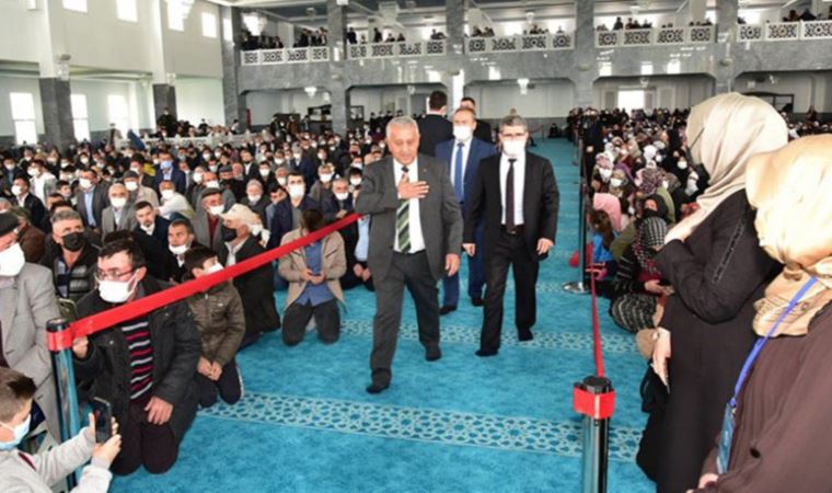 Camide protokol yolu: Kırmızı şeritlerin arasından yürüdüler