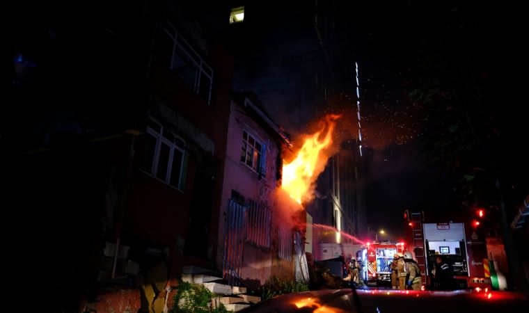 Şişli'de iki katlı metruk bina alev alev yandı