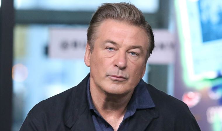 Alec Baldwin'in film setindeki kaza sırasında silahını kameraya doğrulttuğu ortaya çıktı