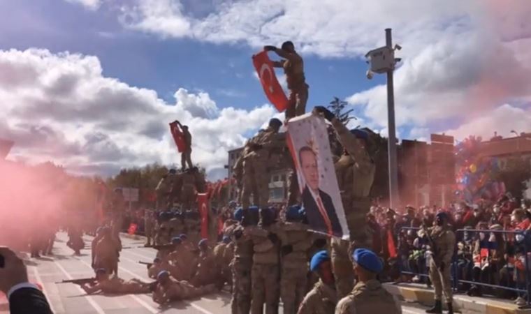 Askerlere Erdoğan posteri açtırıldı: Cumhuriyet'i kuranlara saygısızlıktır!