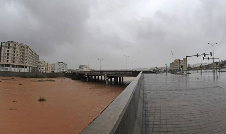 Umman'da kasırga felaketi: Uçuşlar ertelendi