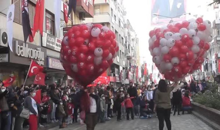 Ödemiş'te Cumhuriyet Bayramı coşkusu: Türk bayrağı baskılı 3 bin balon uçuruldu