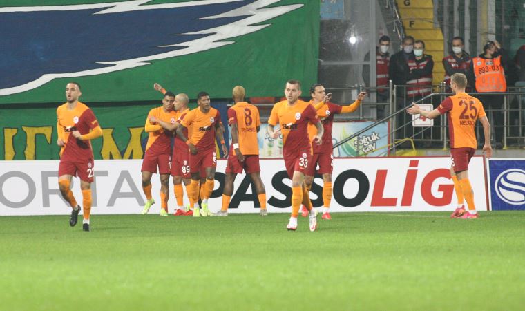 Galatasaray'a Rize'de geriye düştüğü maçı devre arasındaki konuşmalarla çevirdi