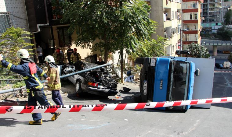 Şişli'de yokuş aşağıya kayan kamyonet sokağı savaş alanına çevirdi