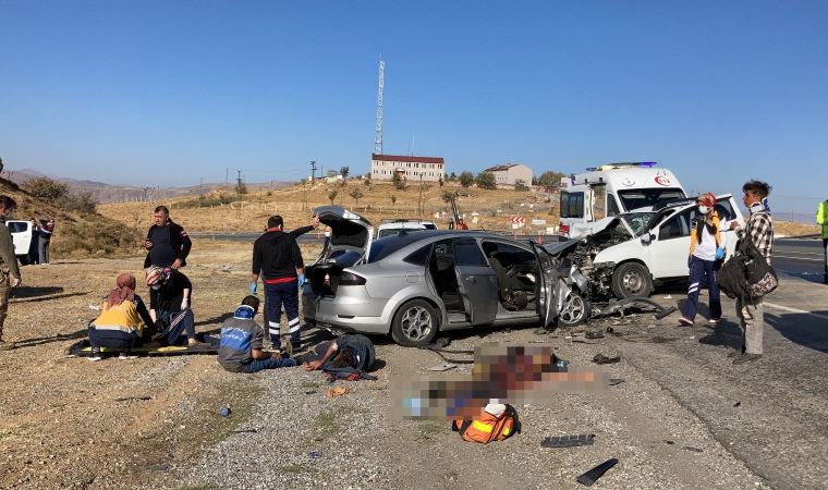 Düzensiz göçmenleri taşıyan otomobille cip çarpıştı: 1 ölü, 13 yaralı