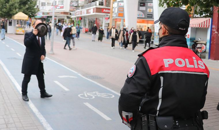 Maskesiz yakalanınca yüzünü şapkasıyla kapattı