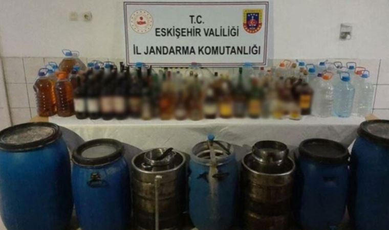 Evinde kurduğu düzenekle yüzlerce litre kaçak alkol üretti