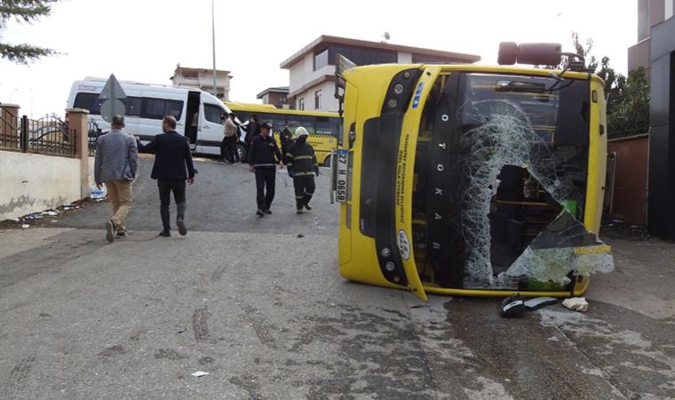 Öğrenci servisi ile halk otobüsü çarpıştı: 14 yaralı