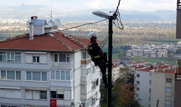 Elektrik direğinde Ata'ya saygı duruşu