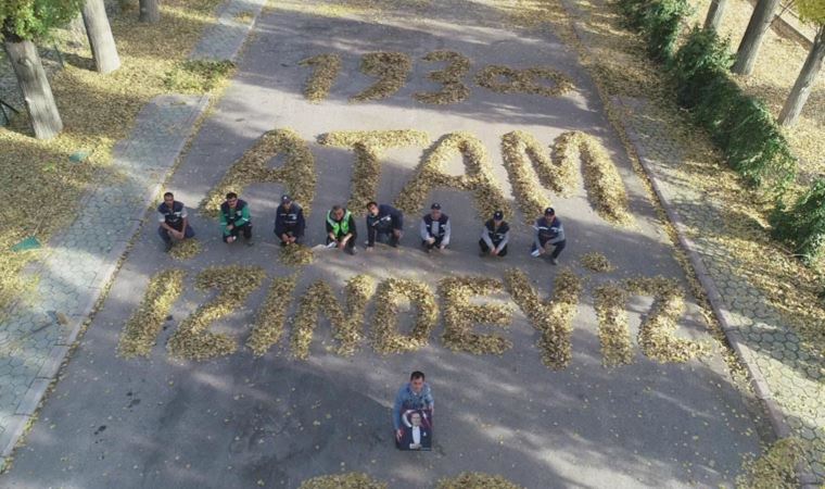 Temizlik işçileri, dökülen yapraklarla 'Atam İzindeyiz' yazdı