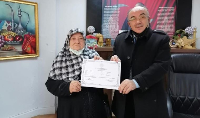 Ehliyet almak için 76 yaşında okuma yazma öğrendi