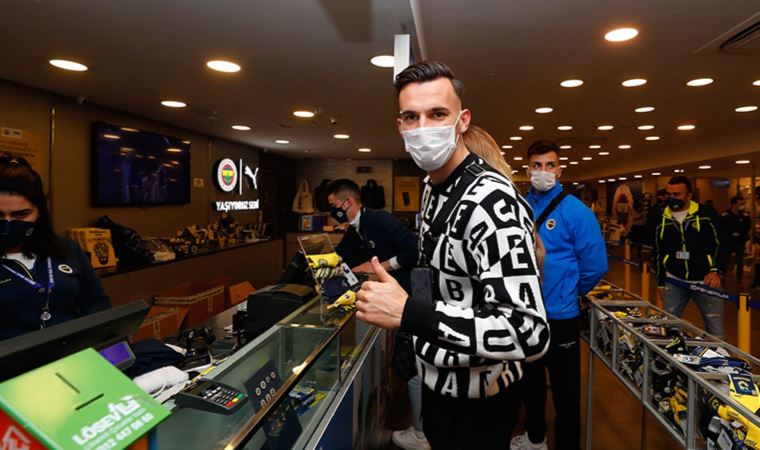 Fenerbahçeli futbolcu Mergim Berisha, misafirlerine Ülker Stadı'nı gezdirdi