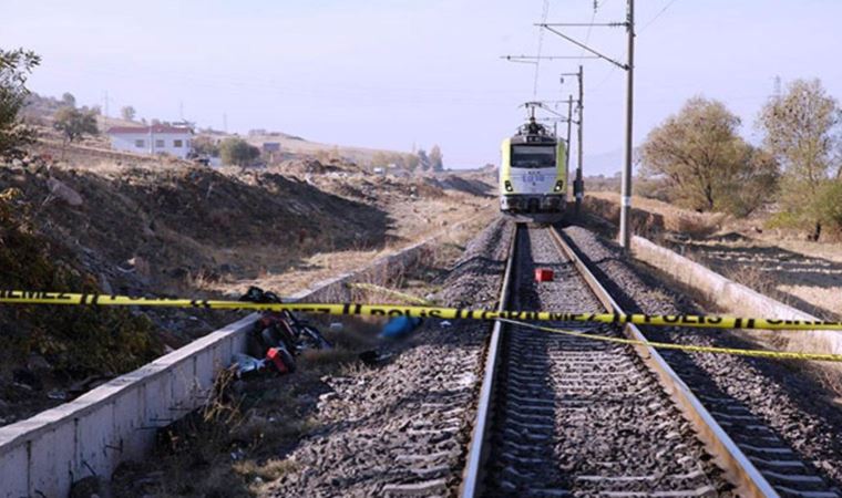 Yük treni motosiklete çarptı: 2 ölü