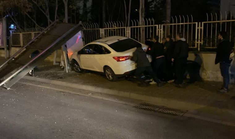 Ataşehir'de otomobil otobüs durağına çarptı: 1 ölü 2 yaralı