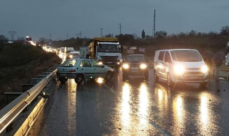 Yağış kaza getirdi: 3 araç çarpıştı yolda uzun kuyruklar oluştu