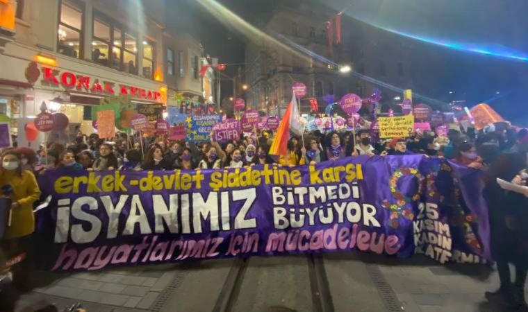 Kadınlar ‘25 Kasım’ için Taksim'de toplandı