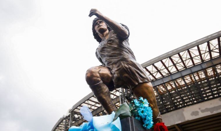 Napoli, efsanesi Maradona'yı ölüm yıl dönümünde unutmadı