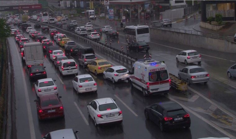 İstanbul'da trafik yoğunluğu arttı, sert fırtına devam ediyor