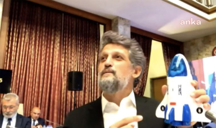 Garo Paylan, Bakan Varank'a oyuncak uzay aracı hediye etti: 