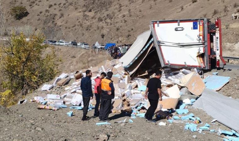 Türk TIR'ı İran'da kaza yaptı! Koliler yağmalandı; o anlar kamerada