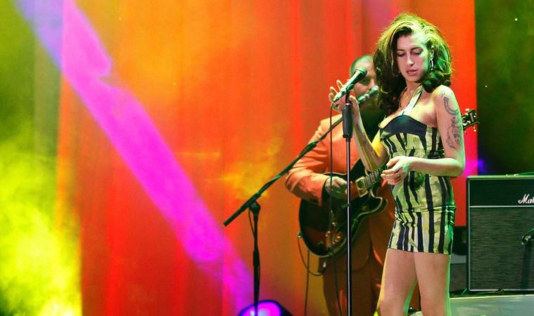 Amy Winehouse'un eşyalarının satışından elde edilen gelir bağımlılık sorunları olan gençlere yardım için kullanılacak