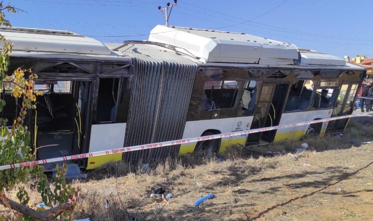 Belediye otobüsü, elektrik direğine çarptı: 17 yaralı